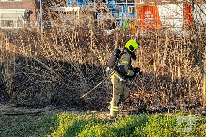 Brandweer blust brand in berm