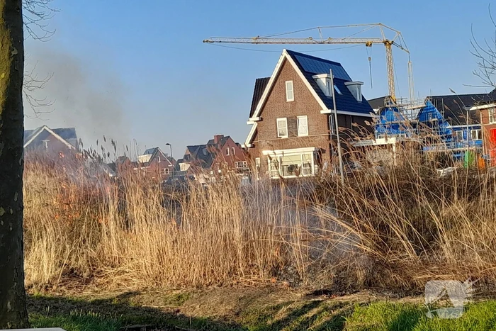 Brandweer blust brand in berm