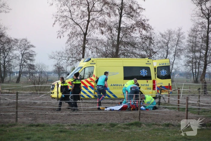 Persoon ernstig gewond na trap van paard