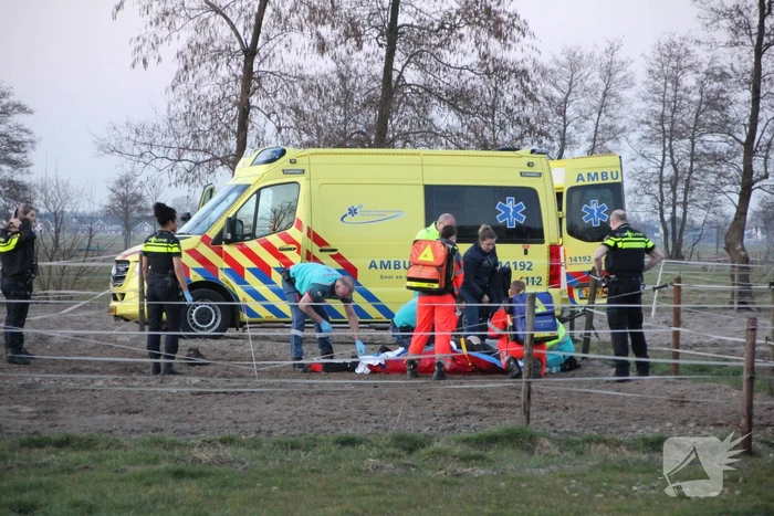 Persoon ernstig gewond na trap van paard