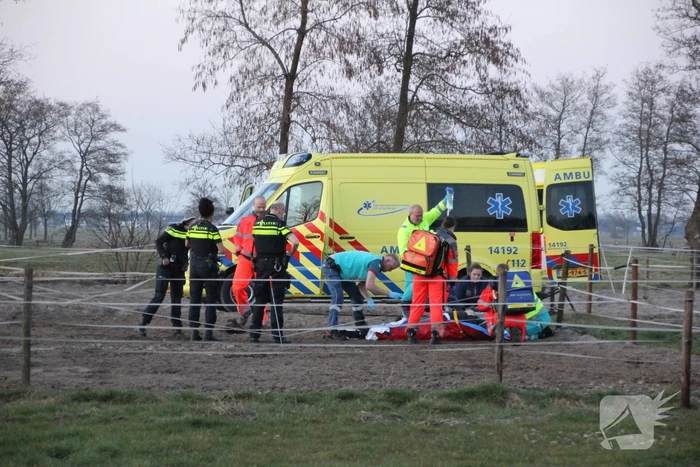 Persoon ernstig gewond na trap van paard
