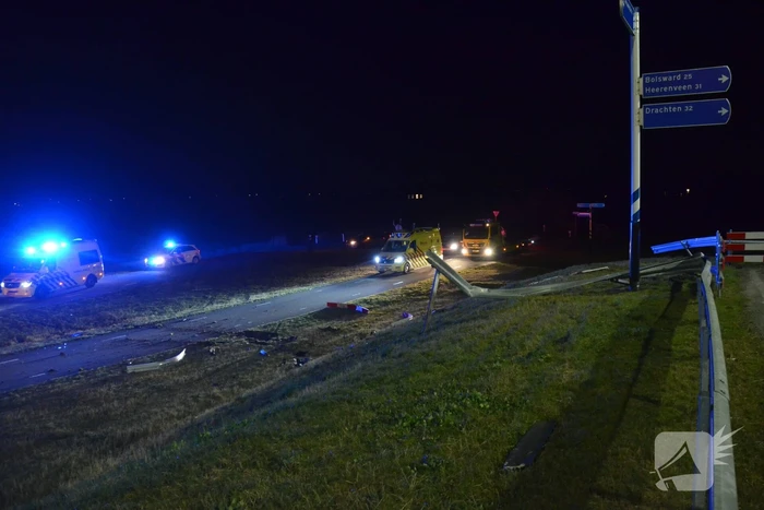 Bestuurder verliest macht over stuur en rijdt van talud