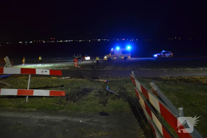 Bestuurder verliest macht over stuur en rijdt van talud