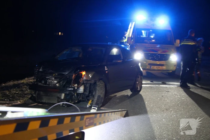 Bestuurder verliest macht over stuur en rijdt van talud