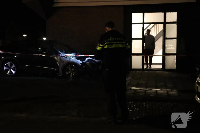 Auto's lopen forse schade op vanwege brand