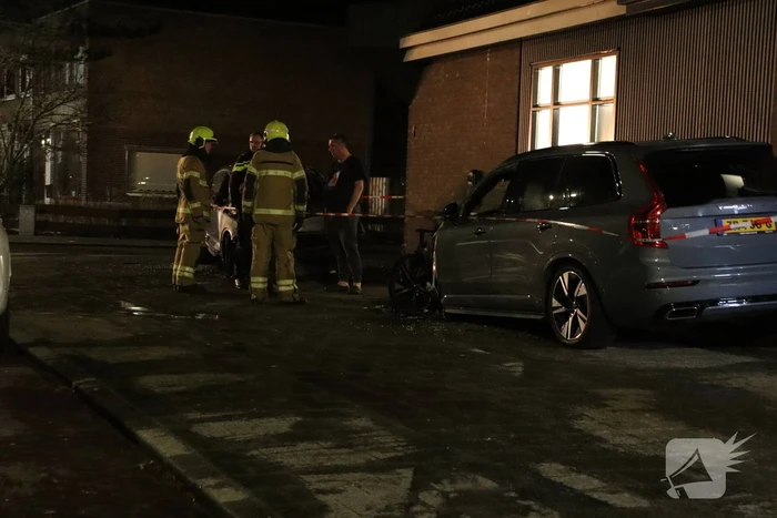 Auto's lopen forse schade op vanwege brand
