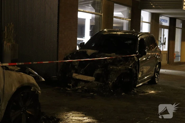 Auto's lopen forse schade op vanwege brand