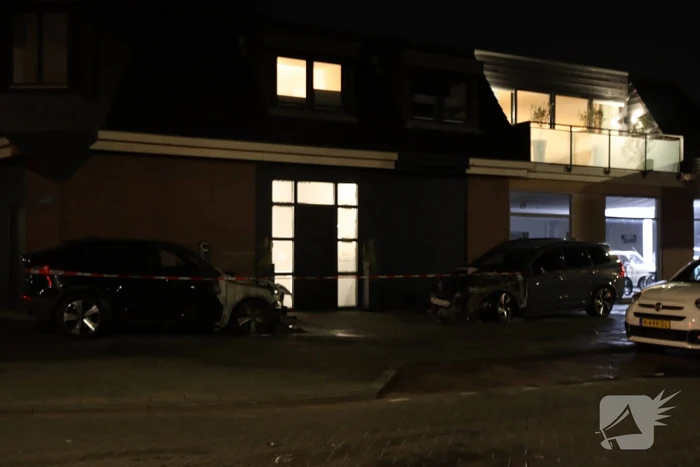 Auto's lopen forse schade op vanwege brand