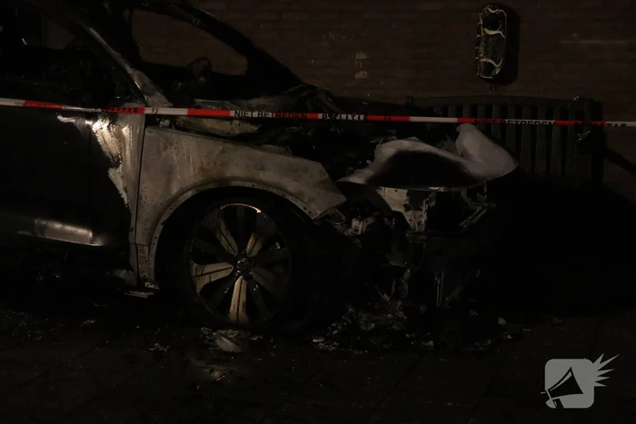 Auto's lopen forse schade op vanwege brand