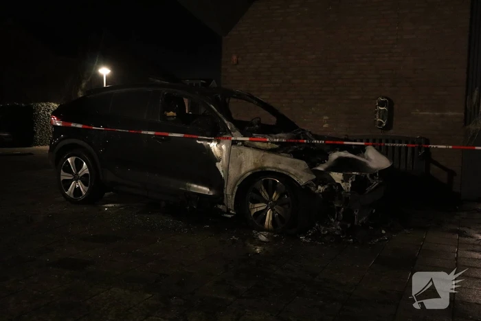 Auto's lopen forse schade op vanwege brand
