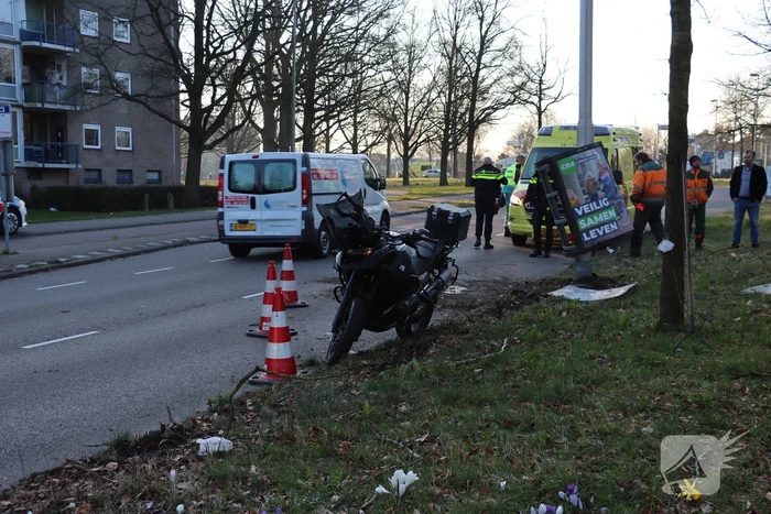 Motorrijder onderuit, groenvoorziening schiet te hulp
