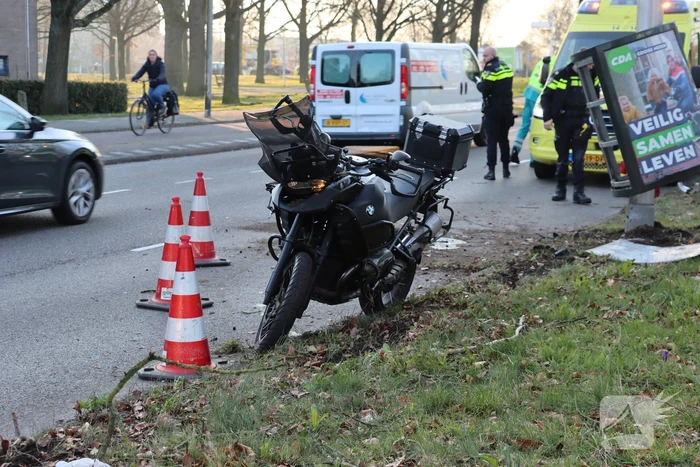 Motorrijder onderuit, groenvoorziening schiet te hulp