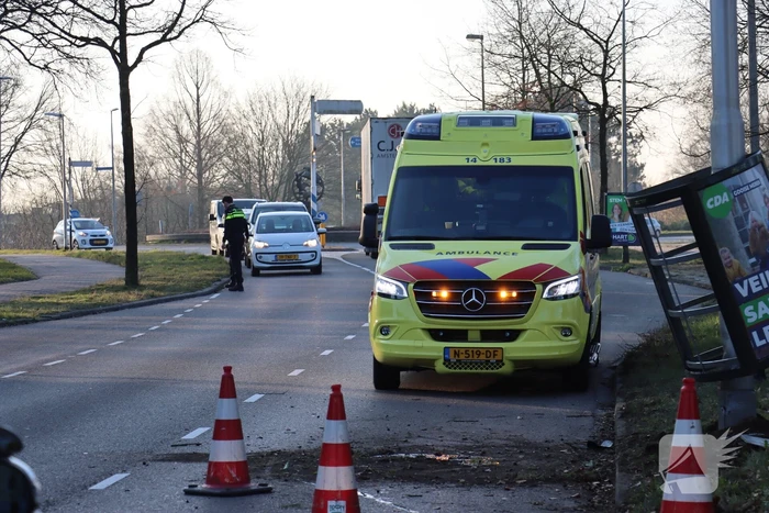Motorrijder onderuit, groenvoorziening schiet te hulp