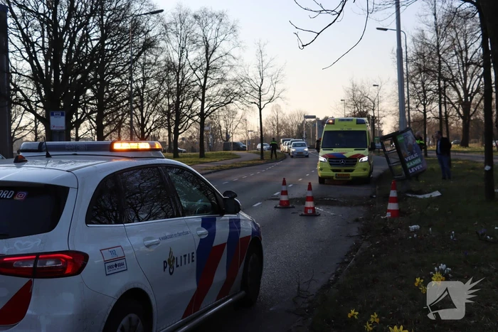 Motorrijder onderuit, groenvoorziening schiet te hulp