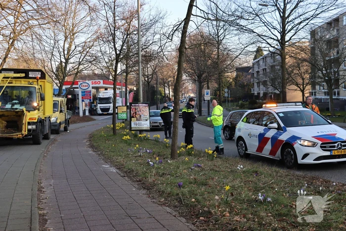 Motorrijder onderuit, groenvoorziening schiet te hulp