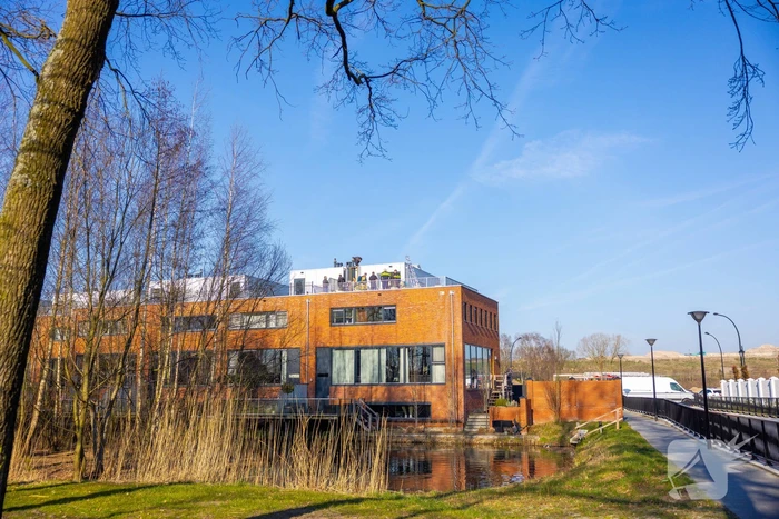 Brand in dakisolatie van woning tijdens werkzaamheden