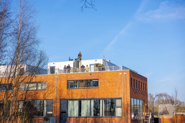 Brand in dakisolatie van woning tijdens werkzaamheden