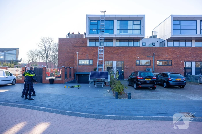 Brand in dakisolatie van woning tijdens werkzaamheden