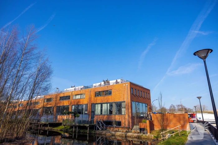 Brand in dakisolatie van woning tijdens werkzaamheden