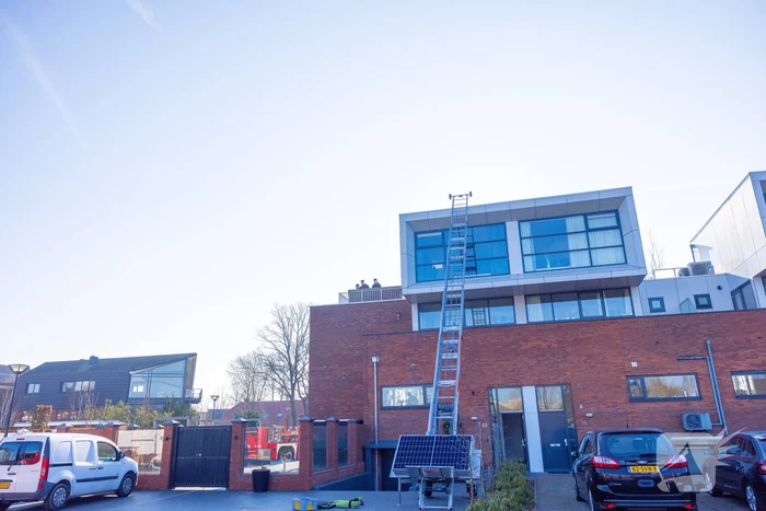 Brand in dakisolatie van woning tijdens werkzaamheden