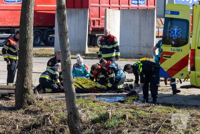 Scootmobiel raakt te water op industrieterrein
