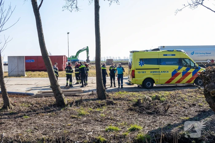 Scootmobiel raakt te water op industrieterrein