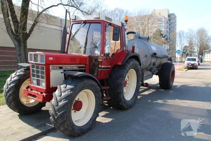 Tractor met giertank botst achterop personenauto