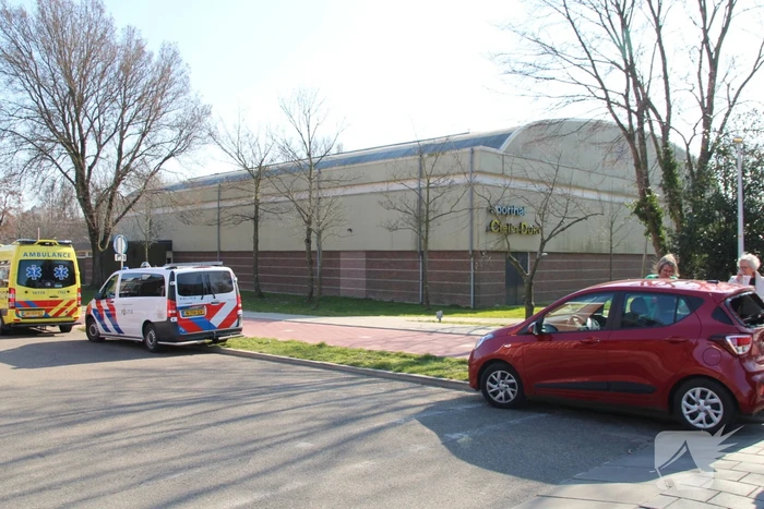 Tractor met giertank botst achterop personenauto