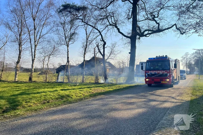 Brandweermannen blussen bermbrand
