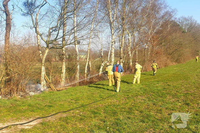 Brandweermannen blussen bermbrand