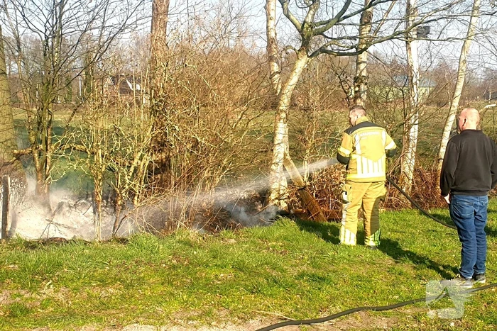 Brandweermannen blussen bermbrand