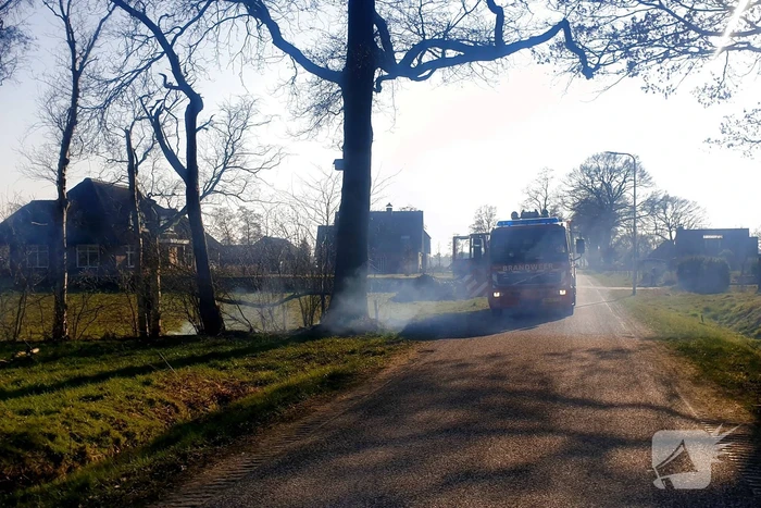 Brandweermannen blussen bermbrand