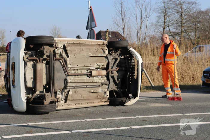 Auto belandt op zijkant na aanrijding