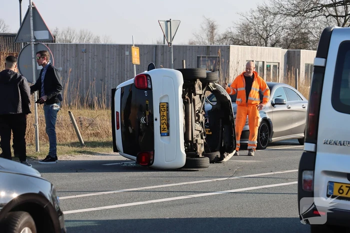 Auto belandt op zijkant na aanrijding