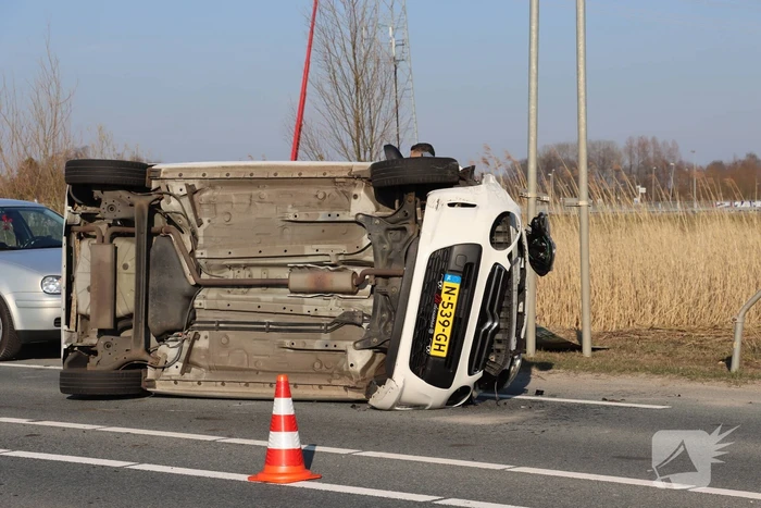 Auto belandt op zijkant na aanrijding