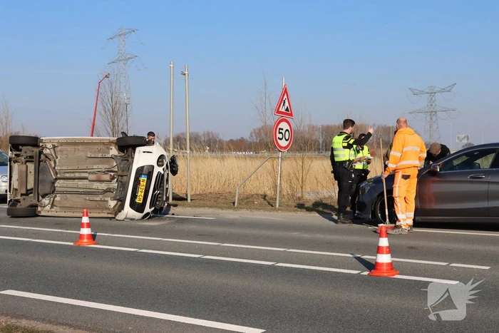 Auto belandt op zijkant na aanrijding