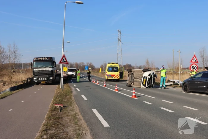 Auto belandt op zijkant na aanrijding