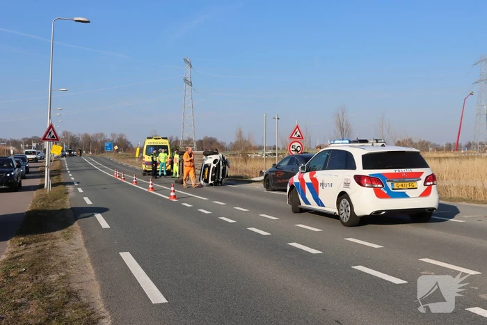 Auto belandt op zijkant na aanrijding