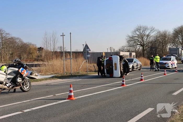 Auto belandt op zijkant na aanrijding