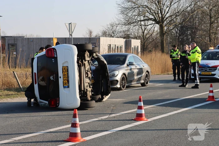 Auto belandt op zijkant na aanrijding