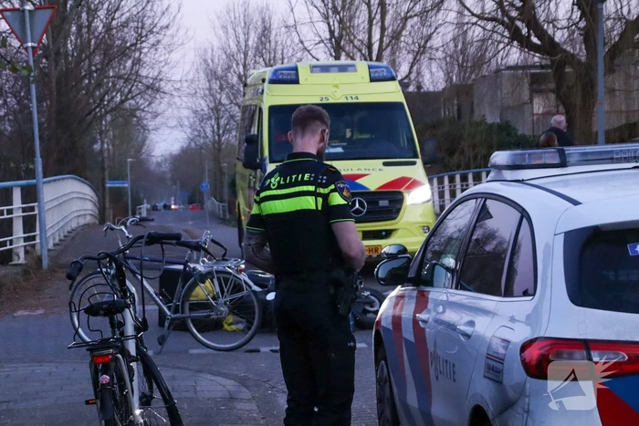 Fietser en bezorger op scooter in botsing