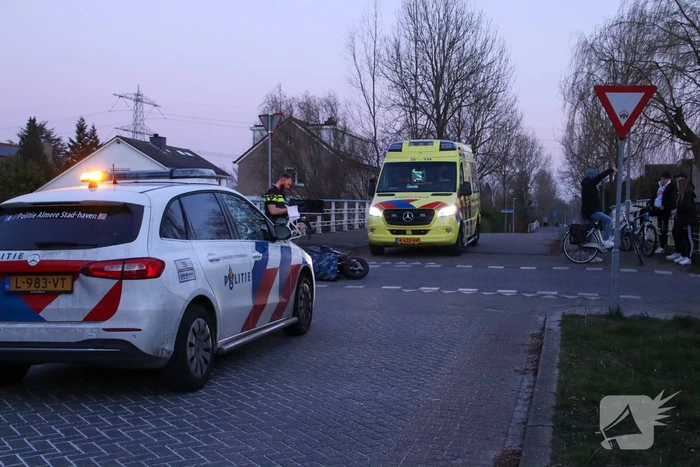 Fietser en bezorger op scooter in botsing