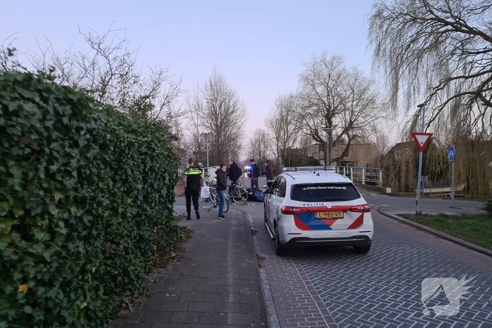 Fietser en bezorger op scooter in botsing