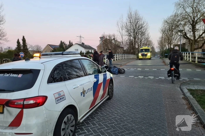 Fietser en bezorger op scooter in botsing