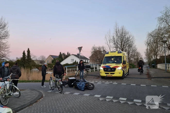 Fietser en bezorger op scooter in botsing