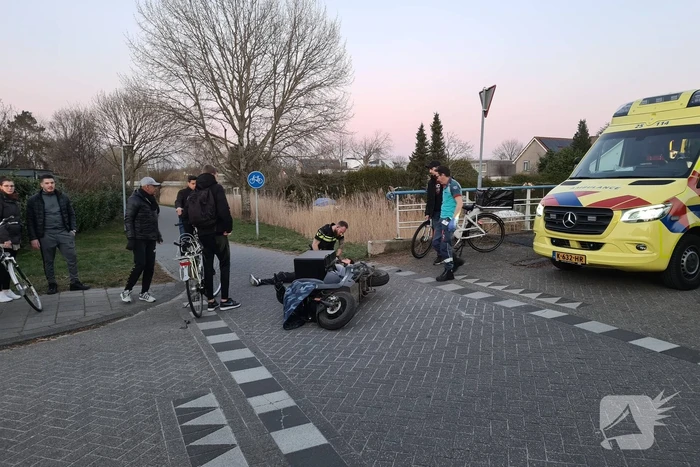 Fietser en bezorger op scooter in botsing