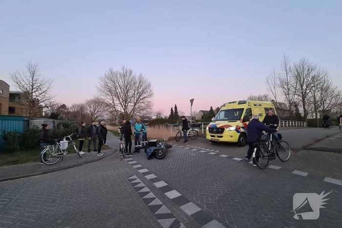 Fietser en bezorger op scooter in botsing