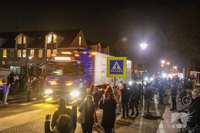 Zes vrachtwagens uitgezwaaid door dorpsbewoners