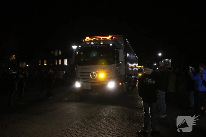 Zes vrachtwagens uitgezwaaid door dorpsbewoners