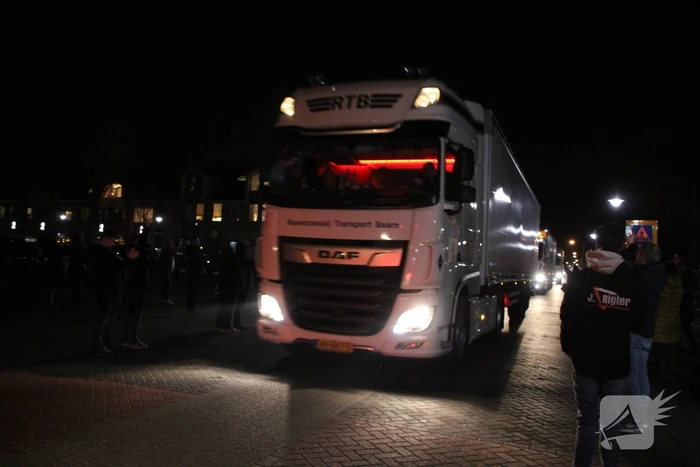 Zes vrachtwagens uitgezwaaid door dorpsbewoners